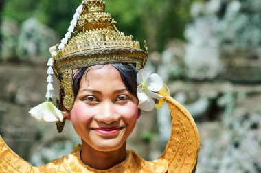 Geleneksel altın kostümlü genç bir Kamboçyalı Apsara dansçısı Angkor Wat, Kamboçya 'da kültürel mirası sergiliyor..