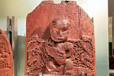Auckland, Yeni Zelanda 'daki Maori Doğal Tarih Galerisi' nde bir Maori ağaç oyması görülebilir. Bu sanat eseri kültürel mirası ve tarihi yansıtıyor..
