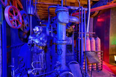 Aetherkompresör Yeni Zelanda 'nın Oamaru kentindeki steampunk sanat galerisinin bir parçasıdır. Ziyaretçiler sergilenen çeşitli sergileri keşfediyorlar.