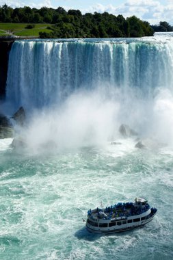Sisli Gemi 'deki turistler güçlü Niagara Şelalesi' ni yakından deneyimleyerek doğal harikanın sisini ve kükremesini hissediyorlar..