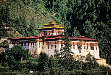 Trongsa Dzong, tarihi bir kale-manastır, Trongsa, Butan ormanlarının arasında, hayati bir manevi ve idari merkez olarak hizmet veriyor..