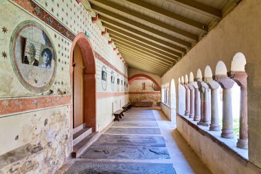 Ziyaretçiler, Strasbourg Alsace 'daki Saint Pierre le Jeune kilisesinde yürüyor. Eski duvarlara ve kemerlere hayranlar..