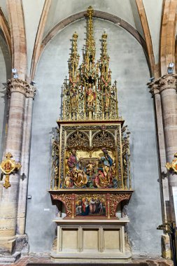 Colmar 'daki St. Martin Kilisesi' nde odun oymacılığı İncil 'deki figürleri ve olayları gösteriyor. Sanat eserleri kilisenin iç tasarımının bir parçası..