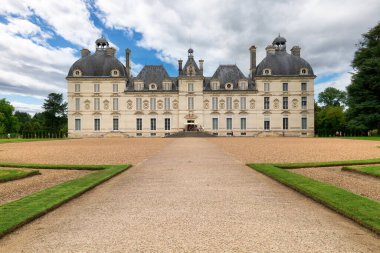 Ziyaretçiler bulutlu bir gökyüzü altında Fransa 'daki Chateau de Cheverny topraklarını keşfediyorlar. Mimari detaylı çalışmaları ve tarihi gösterir..