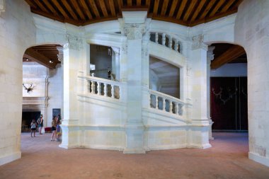 Ziyaretçiler Fransa 'daki Chateau de Chambord' daki benzersiz çift sarmal merdivenleri keşfediyorlar..