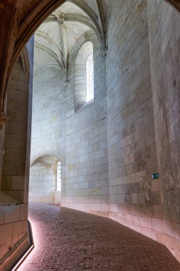 Ziyaretçiler, büyük taş duvarlar ve pencereleri görerek Amboise Şatosu 'nu keşfediyorlar. Yapı tarihi tasarım ve yerleşim özelliklerini gösterir.
