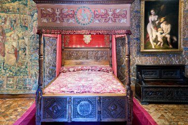 Karmaşık oymalı ahşap bir yatak Fransa 'daki Chenonceau Şatosu' nda duvar halıları ve sanatla çevrili bir odada sergileniyor..