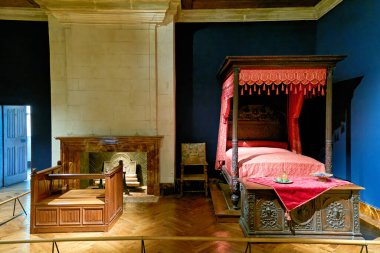 Ziyaretçiler, Chateau d 'Azay le Rideau' daki süslü mobilyaları ve dekoru görebiliyorlar. Oda eski çağın tasarım tarzını yansıtıyor..