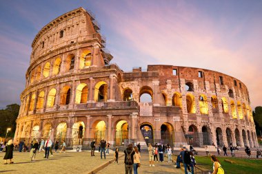 Roma 'da güneş batarken insanlar Kolezyum' un etrafında dolanıyor. Kadim yapı, üzerinde ışıklar parlayarak dimdik ayakta duruyor..