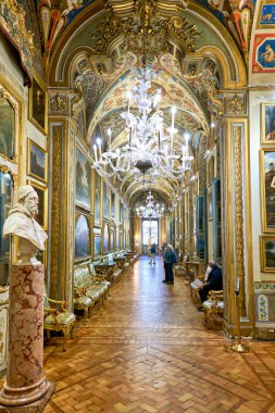 İtalya 'nın başkenti Roma' daki Doria Pamphilj Galerisi 'nde insanlar sanatı araştırıyor. Mekanda çok sayıda resim ve heykel yer alıyor..