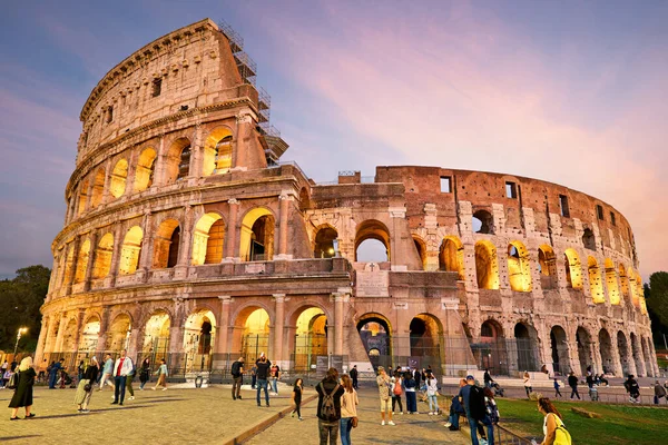 Roma 'da güneş batarken insanlar Kolezyum' un etrafında dolanıyor. Kadim yapı, üzerinde ışıklar parlayarak dimdik ayakta duruyor..