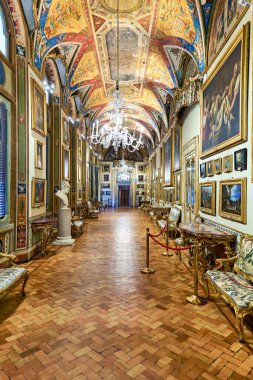 Ziyaretçiler Roma 'daki büyük Doria Pamphilj Galerisini geziyorlar. Tarihi bir binada güzel dekorlar ve sanat eserleri sergileniyor..