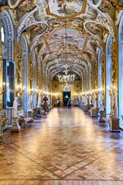 Ziyaretçiler, Roma 'daki Doria Pamphilj Galerisi' ni gezerek eserlerini ve heykellerini sarayın içinde görüyorlar. Süslü salonda güzel aynalar var..