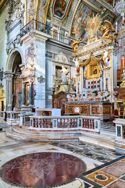 Ziyaretçiler, Capitoline Hill 'deki Ara Coeli' deki St. Mary Bazilikası 'nın iç kısımlarını keşfederek, gün içindeki ayrıntılı mimari ve sanat çalışmalarına hayran kaldılar..