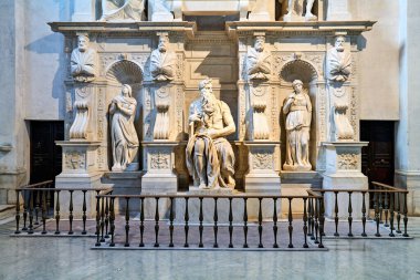 Vincoli 'deki San Pietro' da Michelangelo 'nun Musa' nın heykeli de diğer figürlerin arasında yer alıyor. Roma 'daki tarihi bir ortamda sanatçılık sergiliyor..