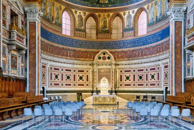 Ziyaretçiler, Roma 'da önemli bir kilise olan Kutsal Kurtarıcı' nın Başyapıt Katedrali 'nin içini keşfediyorlar..