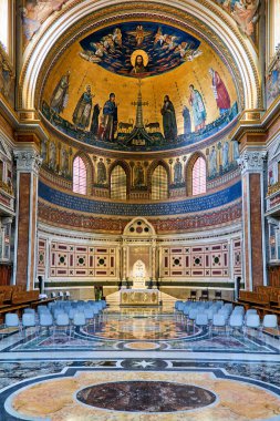 Ziyaretçiler, Roma 'daki Archbazilica Katedrali' nin içindeki ayrıntılı sanat ve mimari çalışmalarını inceliyorlar..