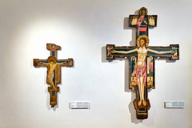 Berlinghieri ve Machilone tarafından Roma 'daki Galleria Nazionale d' Arte Antica 'da sergilenen ortaçağ haçları, tarihi dini sanatların sergilendiği.