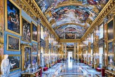 Ziyaretçiler, Palazzo Colonna 'daki Büyük Colonna Sanat Galerisi' ni gün boyunca sanat eserlerine ve heykellere hayran kalarak geziyorlar..