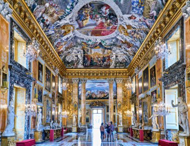 Ziyaretçiler Roma, Colonna Sarayı 'ndaki Büyük Colonna Sanat Galerisi' nde eğleniyorlar. Salon sanat eserleri ve yüksek tavanlarla dolu..
