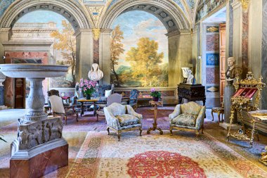 Ziyaretçiler, İtalya, Roma 'daki Palazzo Colonna' daki Prenses Isabelle Apartmanı 'nda sanat ve dekor görüyorlar. Boşluk zengin renkler ve heykeller gösteriyor.