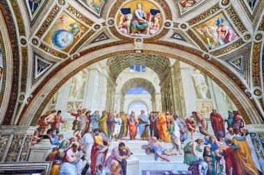 Ziyaretçiler, Vatikan Müzelerindeki ünlü freskleri görerek Raphael Odalarını keşfediyorlar..