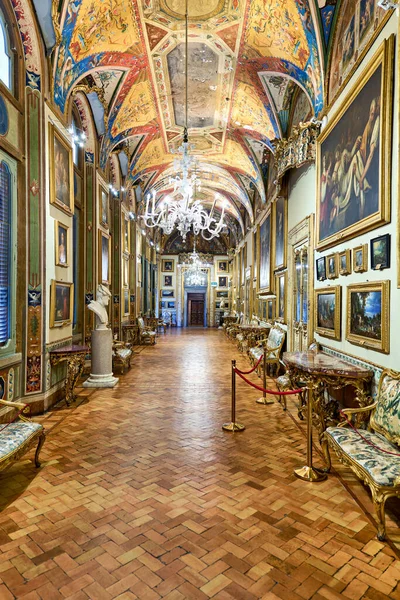 Ziyaretçiler Roma 'daki büyük Doria Pamphilj Galerisini geziyorlar. Tarihi bir binada güzel dekorlar ve sanat eserleri sergileniyor..