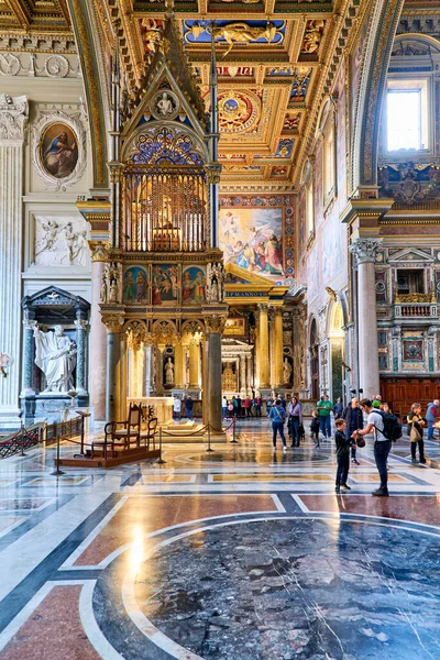 Ziyaretçiler Roma 'daki Archbazilica' nın iç kısımlarına hayran. Süslü detaylar ve sanat tüm uzaydan dikkatleri çekiyor..