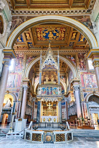 Roma 'daki Lateran Katedrali' nin sunağı ve ayrıntılı sanat eserleri. Mekan, mimari özelliklerini ve dini atmosferini ön plana çıkarıyor..