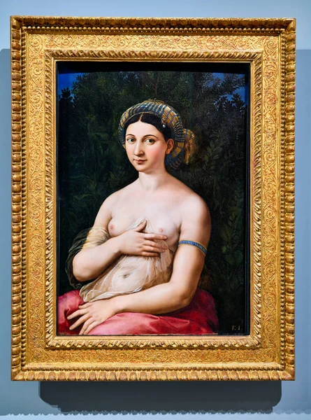 Raffaello Sanzio 'nun bir tablosu olan La Fornarina, Roma' nın Barberini Sarayı 'nda sergilenmektedir. Ziyaretçiler müzedeki sanat eserlerine bakıyorlar.