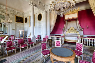 Ziyaretçiler, Paris, Versailles Sarayı 'ndaki tarihi bir bina olan Grand Trianon' un iç kesimine rehberli bir tur sırasında hayran kaldılar..