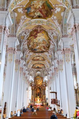 Ziyaretçiler Münih 'teki Kutsal Ruh Kilisesi' nde yürürler ve Bavyera 'daki bu tarihi yerin mimarisini ve dekorasyonunu alırlar..
