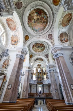 Ziyaretçiler Fussen, Bavyera 'daki St. Mang kilisesinin içini takdir ediyorlar. Sanat ve mimaride yerel tarih ve kültür sergileniyor.