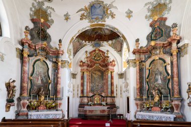 Ziyaretçiler, Almanya 'nın Bavyera kentindeki Fussen Romantik Yolu üzerindeki tarihi bir kilise olan Heilig-Geist-Spitalkirche' in içini keşfediyor..