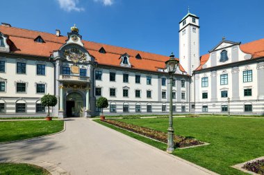 İnsanlar, güneşli bir günde Almanya 'nın Bavyera kentindeki Romantik Yol boyunca yer alan Augsburg' daki Swabia Hükümet Sarayı 'nı keşfediyorlar..