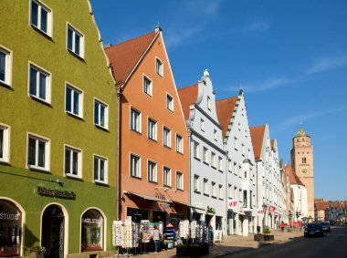 İnsanlar Donauworth 'un ana caddesinde yürüyorlar, açık bir günde arka planda Liebfrauenmunster kilisesi görünüyor..