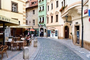 Kutsal Haç Şapeli, Prag Şatosu, Çek Cumhuriyeti. İmparator IV. Charles 'ın 14. yüzyıl şapeli, Efendi Theodoric' in freskleri ve altın bir avizeyle süslenmişti..