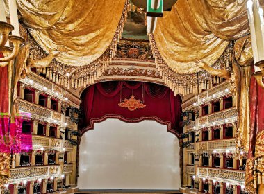 Real Theatro di San Carlo 'da büyük dekorasyonlar ve parlak ışıklar yer almaktadır. Ziyaretçiler bu ünlü tiyatroda sahne ve koltuklara hayran..