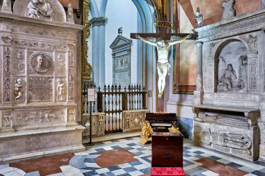 Sunak bölgesinde taş oymalar ve San Domenico Maggiore kilisesinde bir haç var. Napoli, İtalya 'da Gotik bir kilise..