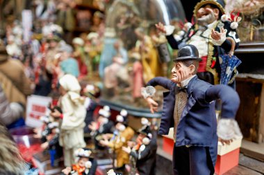 Napoli 'deki sanatsal atölyelerde Noel İsa' nın doğumu sahnesinin figürleri sergileniyor. Ziyaretçiler bu el sanatlarını görmek için San Gregorio Vadisi 'ni geziyorlar..