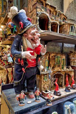 Sanatçılar Napoli 'deki Noel İsa' nın doğumu sahnesi için biblo yapıyorlar, San Gregorio Via Armeno 'daki yoğun atölyelerde benzersiz tasarımlar sergiliyorlar..