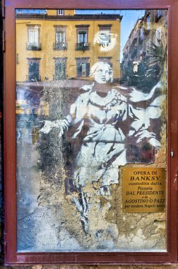 Banksy 'nin sokak sanatı Mary' nin Napoli 'de bir duvara silah dayadığını gösteriyor. Bu çalışma, İtalya 'nın Campania kentindeki kültürel bir sahnenin parçası..