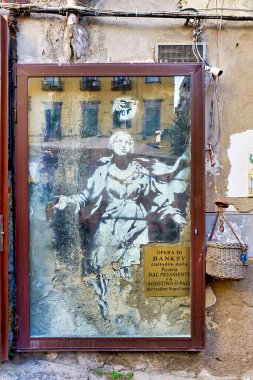 Banksy 'nin sokak sanatı Napoli' de Madonna 'nın tabancasını gösteriyor. Parça, cesur tasviri ve kültürel önemi ile dikkatleri üzerine çekiyor..