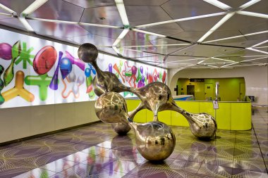Napoli 'deki Universita metro istasyonunda modern bir sanat eseri sergilenmektedir. Renkler ve şekiller ziyaretçileri ve gezginleri çeker..