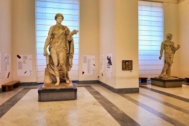 Ziyaretçiler İtalya 'nın Napoli kentindeki Ulusal Arkeoloji Müzesi' ndeki antik heykelleri inceliyorlar. Müzede birçok tarihi eser sergileniyor..