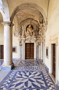 Ziyaretçiler Certosa di San Martino 'nun Napoli' deki mimarisini ve tarihini görüyorlar. Eski manastır artık bir müze olarak hizmet veriyor..