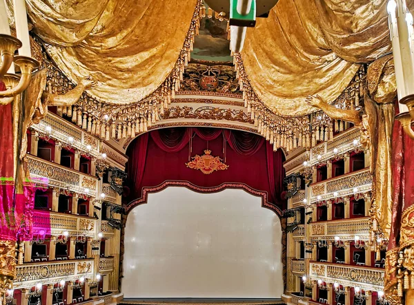 Real Theatro di San Carlo 'da büyük dekorasyonlar ve parlak ışıklar yer almaktadır. Ziyaretçiler bu ünlü tiyatroda sahne ve koltuklara hayran..