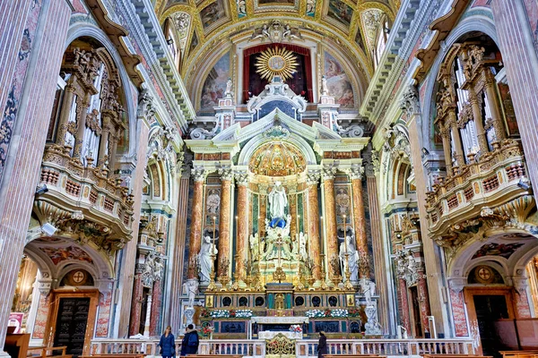 Turistler Napoli 'deki Gesu Nuovo kilisesinin içini keşfederek, barok tarzını ve süslü dekorasyonları takdir ediyorlar..