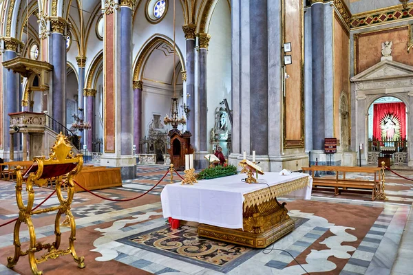 Ziyaretçiler, İtalya 'nın Napoli kentindeki bir Gotik kilise olan San Domenico Maggiore' daki Kutsal Kalıntılar Odasına bakıyorlar. Oda birkaç dini eser barındırıyor..