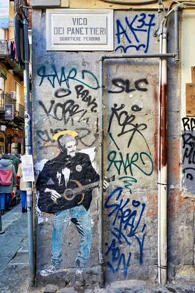 Sokak grafitisi Pino Daniele 'nin Napoli' de bir duvarda gitar çaldığını gösteriyor. Sanat eserleri çeşitli etiket ve graffiti stilleriyle çevrilidir..